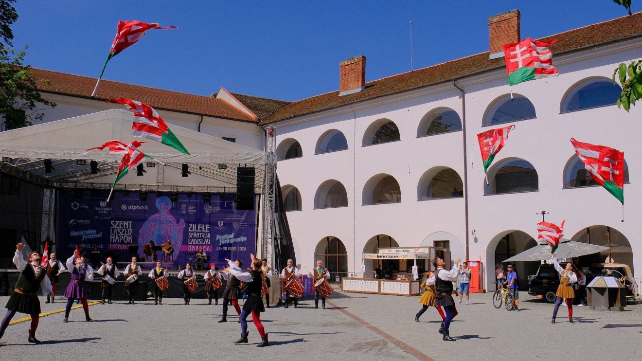 Zászlóforgatók a Szent László Napokon