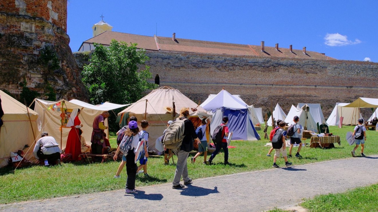 Javában zajlik a középkori forgatag