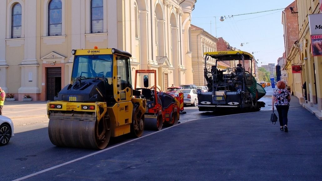 Megújul két váradi utca