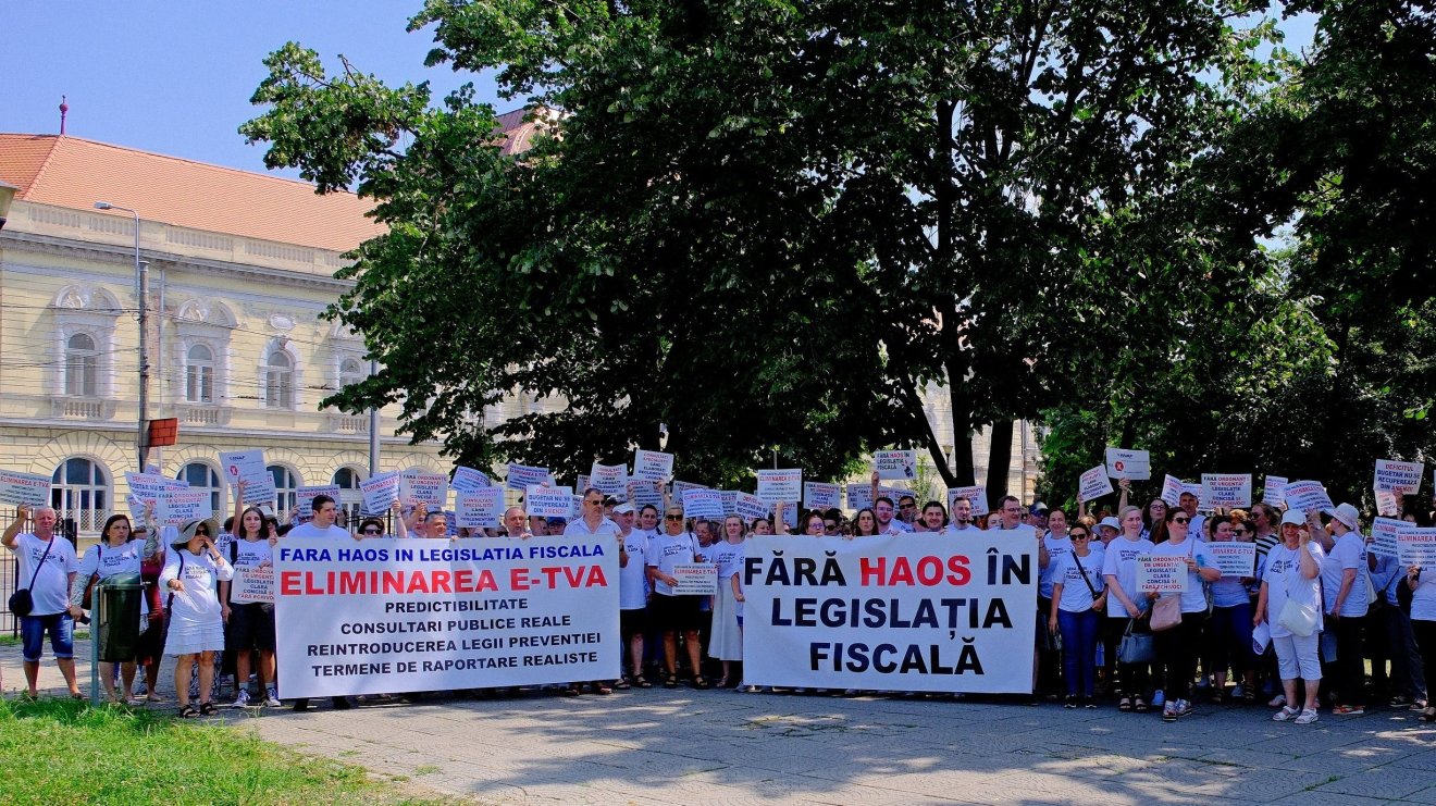 Az „adóügyi káosz” ellen tiltakoztak Váradon is