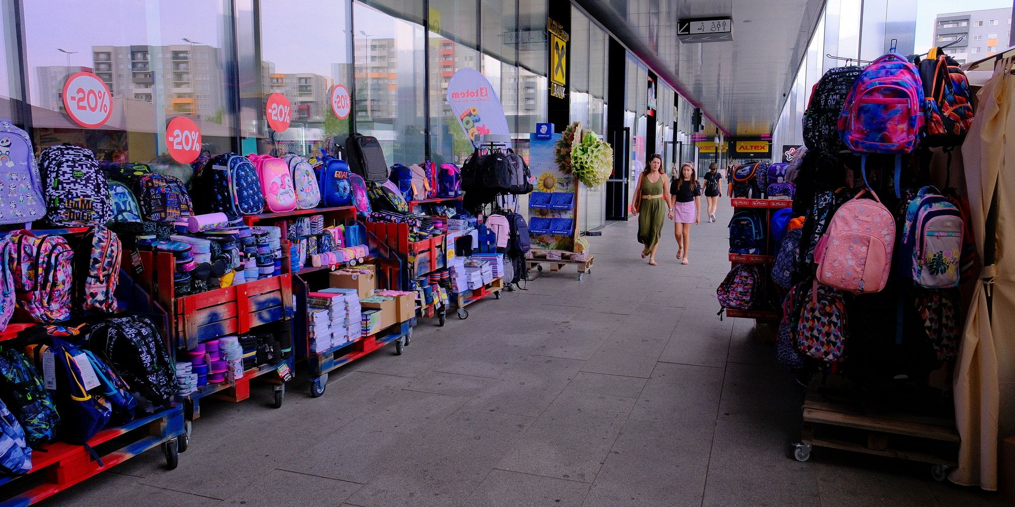 A tanszereket és iskolai egyenruhákat forgalmazó üzletek ellenőrzésére készül a fogyasztóvédelem