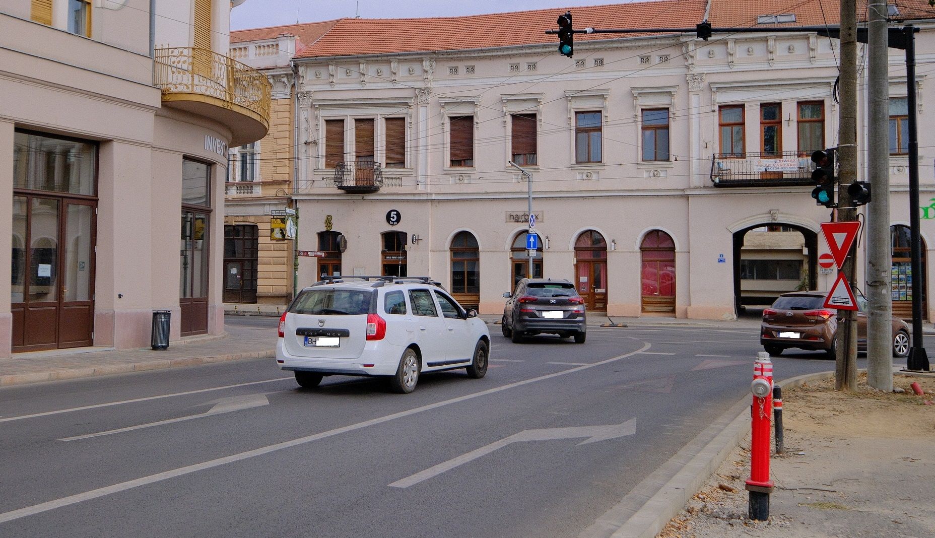 Közúti jelzőlámpát szereltek fel a Füchsl-palotánál