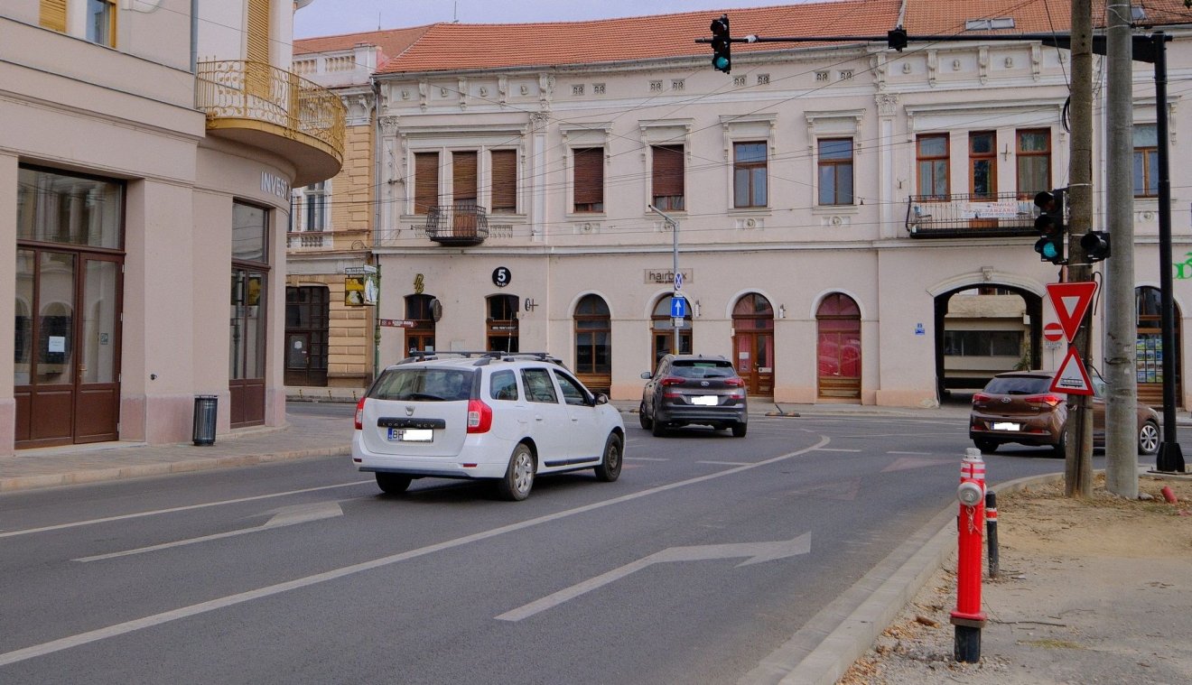 Közúti jelzőlámpát szereltek fel a Füchsl-palotánál