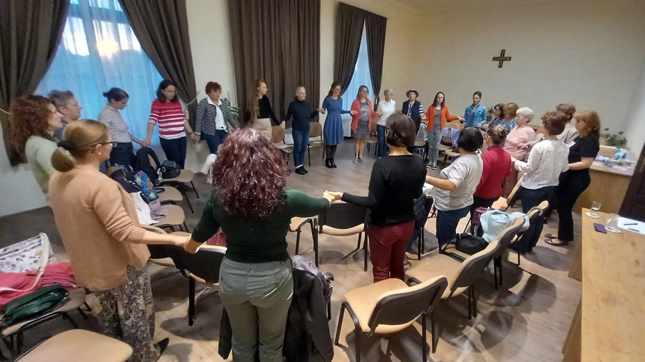 A nő, aki lát(tat): a nyári szünet után folytatódott a Zarándokházban szervezett beszélgetéssorozat