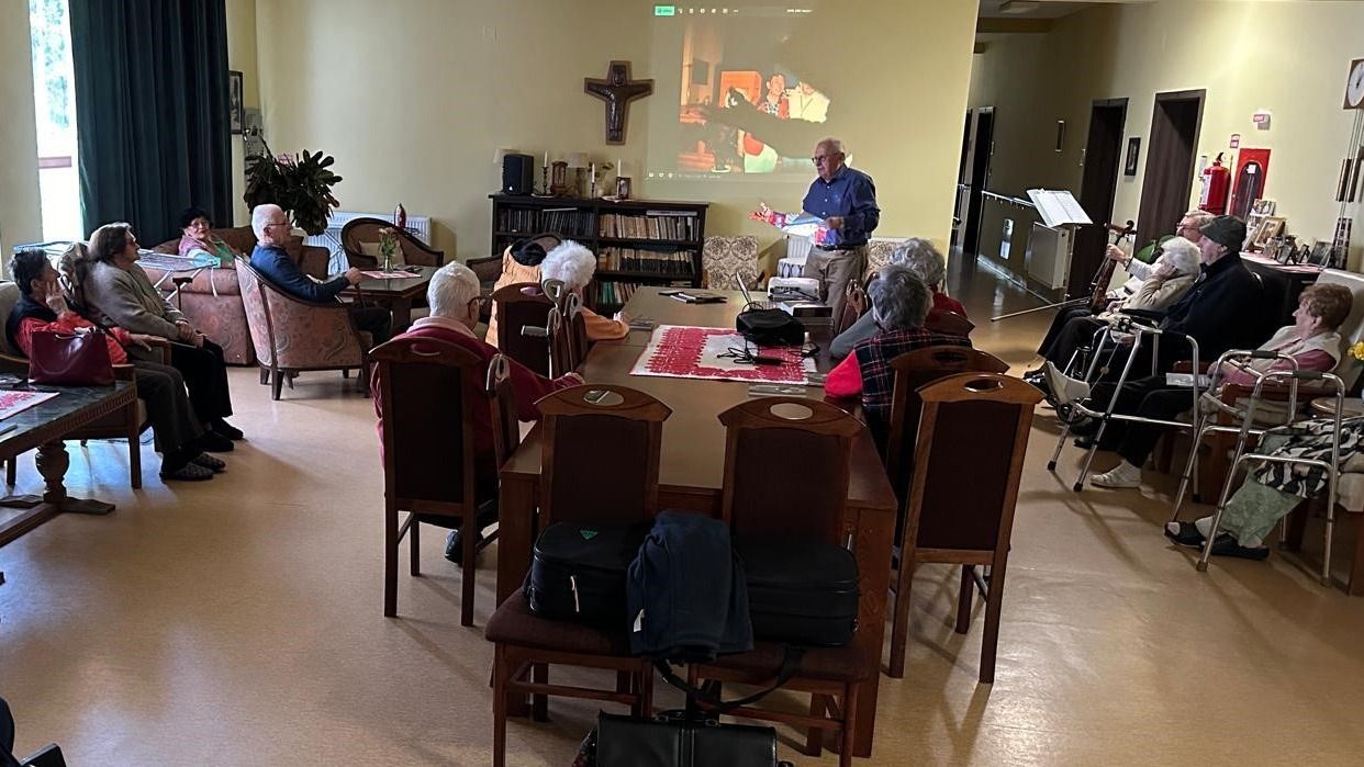 Kínában készült fotókat vetítettek az idősotthonban