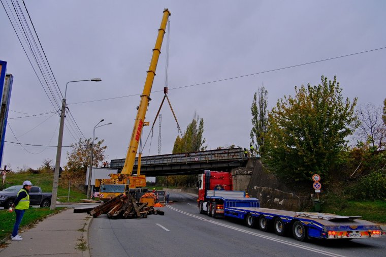 Bontják a váradvelencei vasútállomást