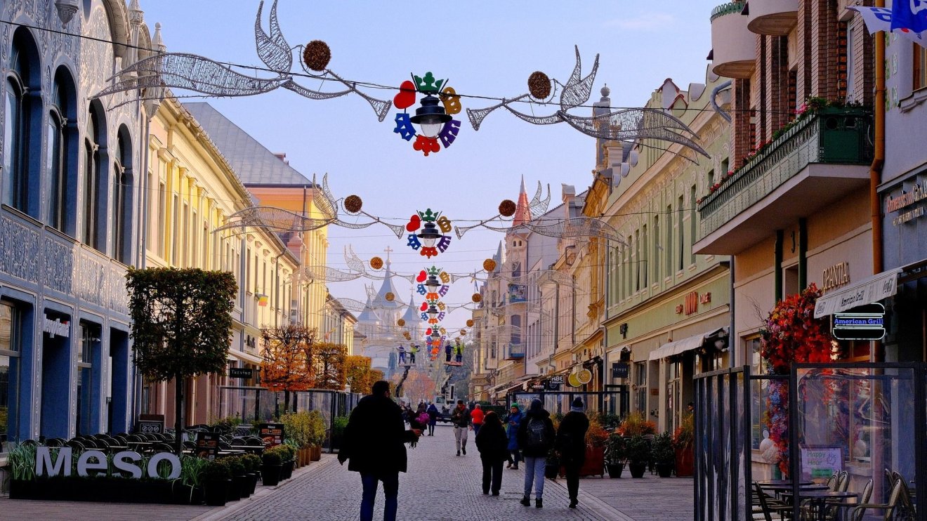 Ünnepi díszbe öltözik a város