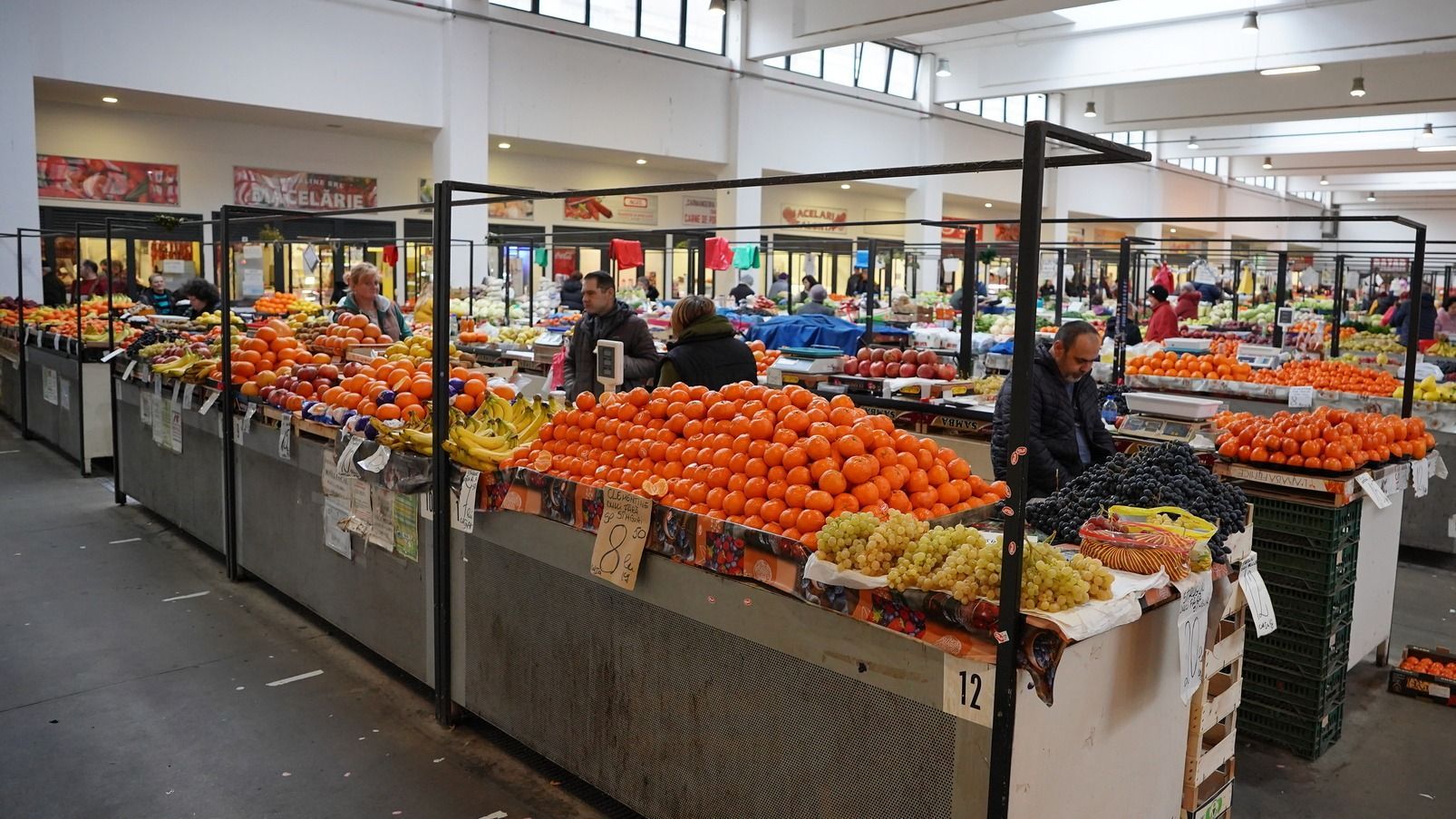 A postai szolgáltatások, a friss gyümölcs és a margarin drágult meg a legnagyobb mértékben novemberben