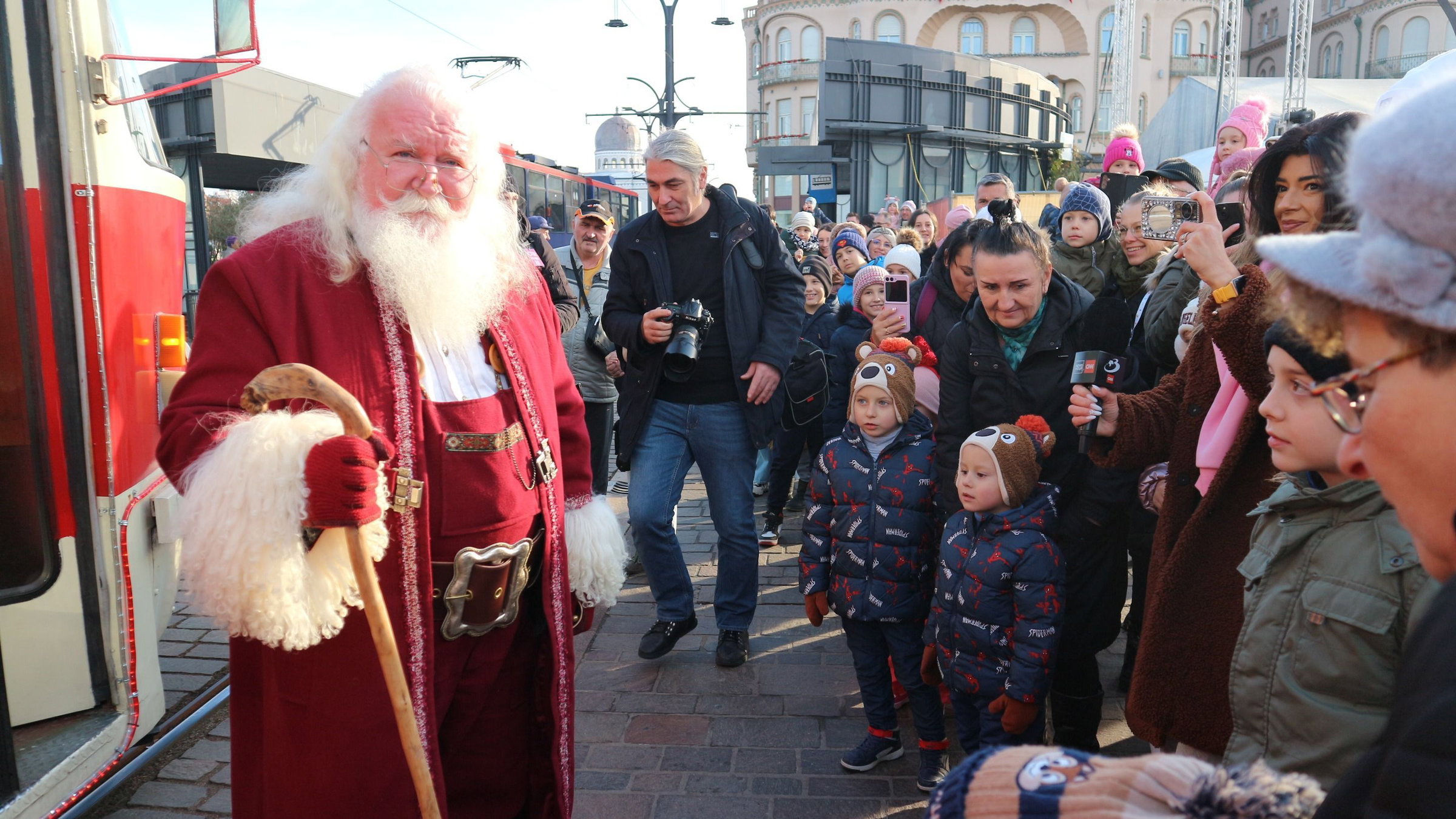 Villamossal érkezett Nagyvárad központjába a Mikulás
