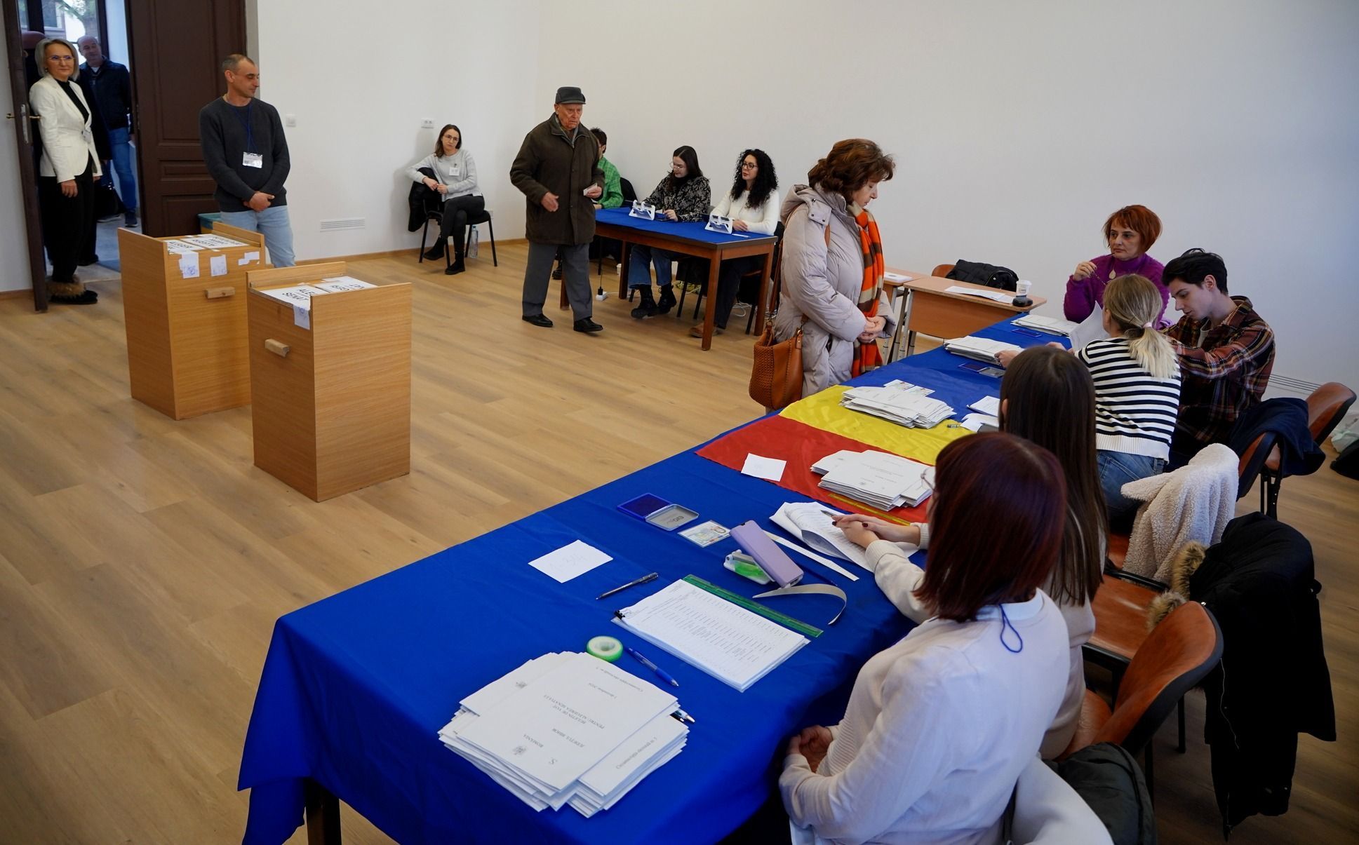 A választók közel fele ment el szavazni este hét óráig