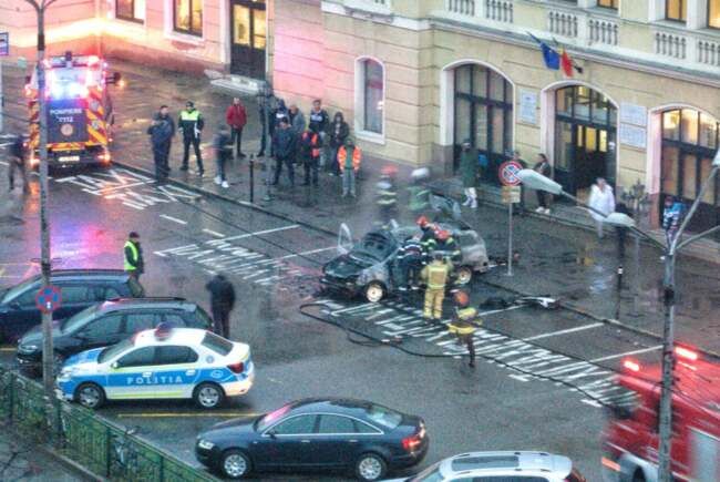 Kigyulladt egy taxi az állomás előtt - VIDEÓ