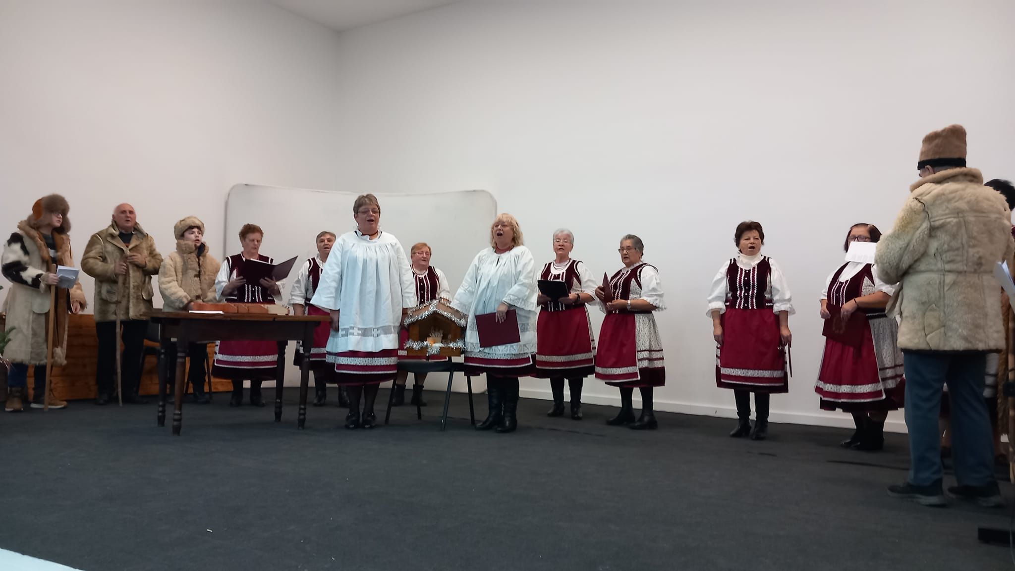 Ünnepre hangolódtak a szépkorúak