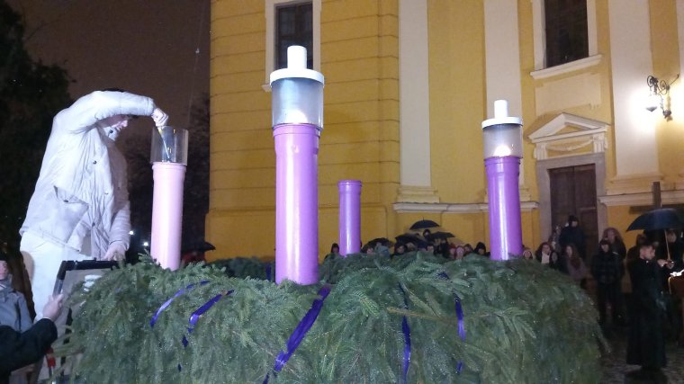 Fellobbant a harmadik gyertyaláng a székesegyház előtti adventi koszorún