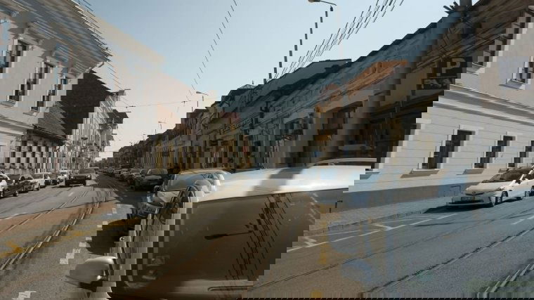 Parkolási bérlet meghosszabbításáért állnak sorba