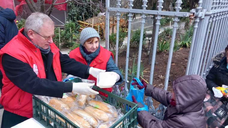 Ételosztás volt a Barátok templománál