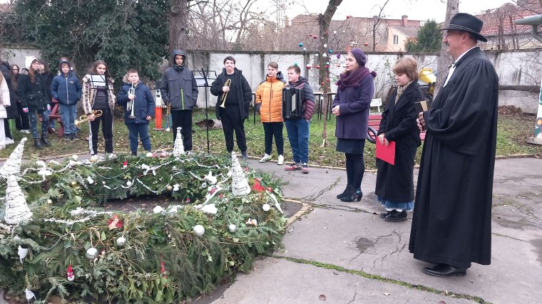 Meggyújtották a második adventi gyertyát a Nagyváradi Művészeti Líceum udvarán
