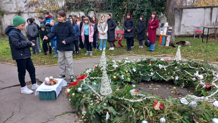Meggyújtották az első adventi gyertyát a művészeti líceum udvarán