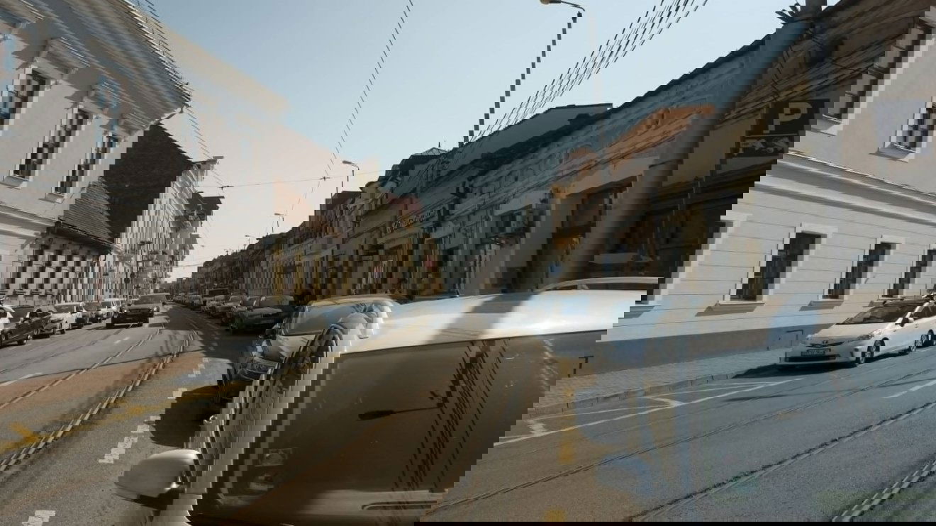 Parkolási bérlet meghosszabbításáért állnak sorba