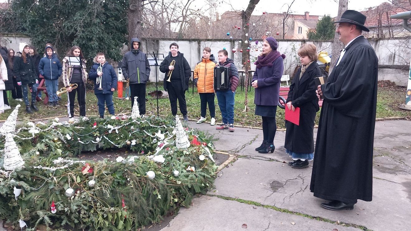 Meggyújtották a második adventi gyertyát a Nagyváradi Művészeti Líceum udvarán