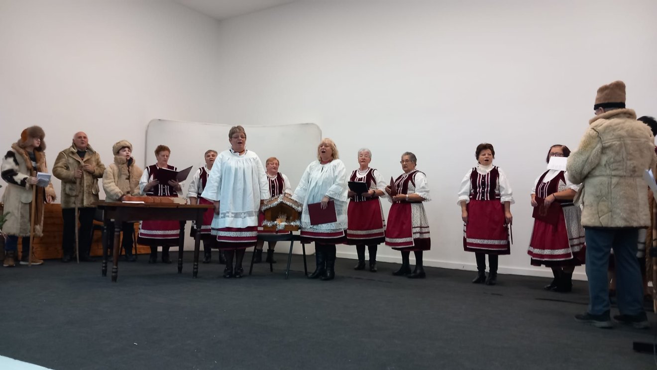 Ünnepre hangolódtak a szépkorúak