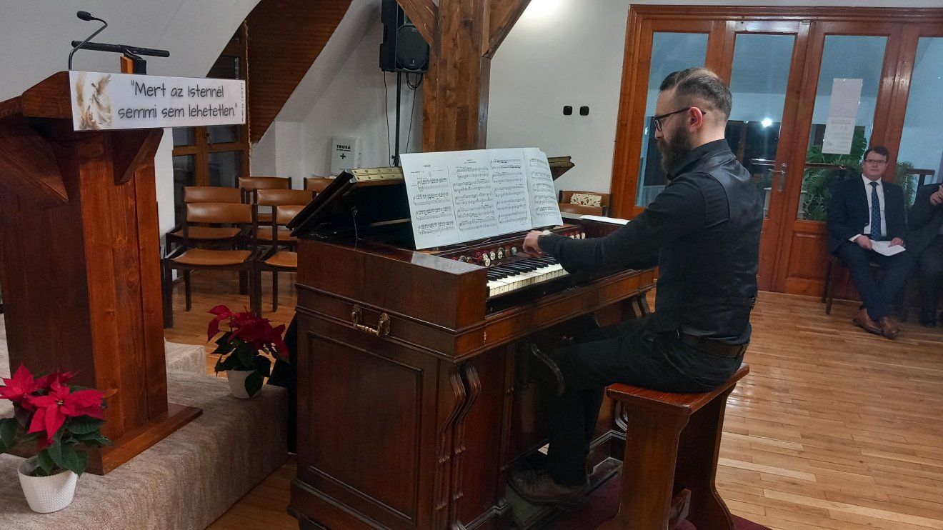 Harmónium művek csendültek fel a Lorántffy-központ múzeumtermében
