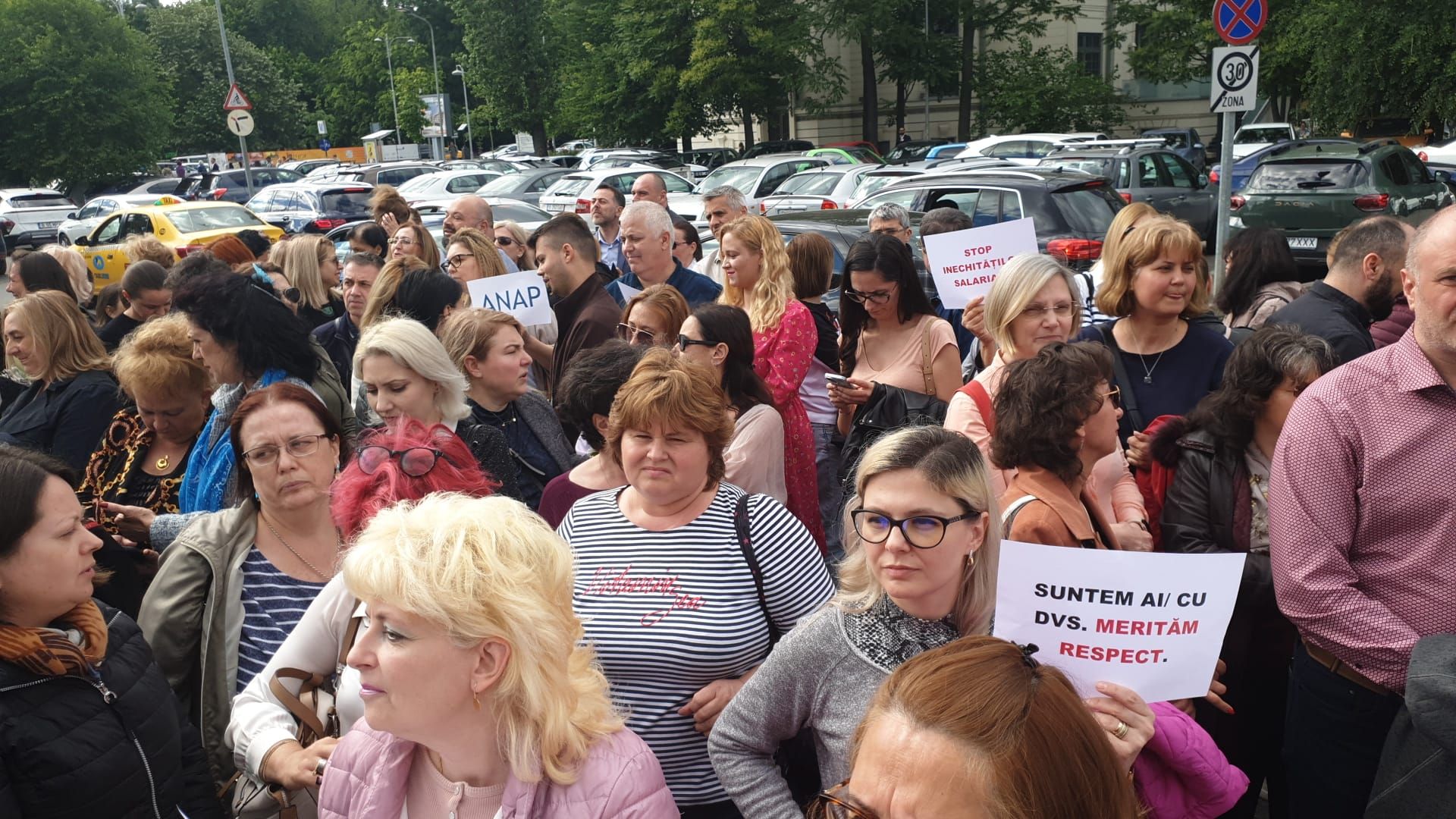 Ismét tüntettek a parlamenti alkalmazottak a tervezett létszámcsökkentések miatt