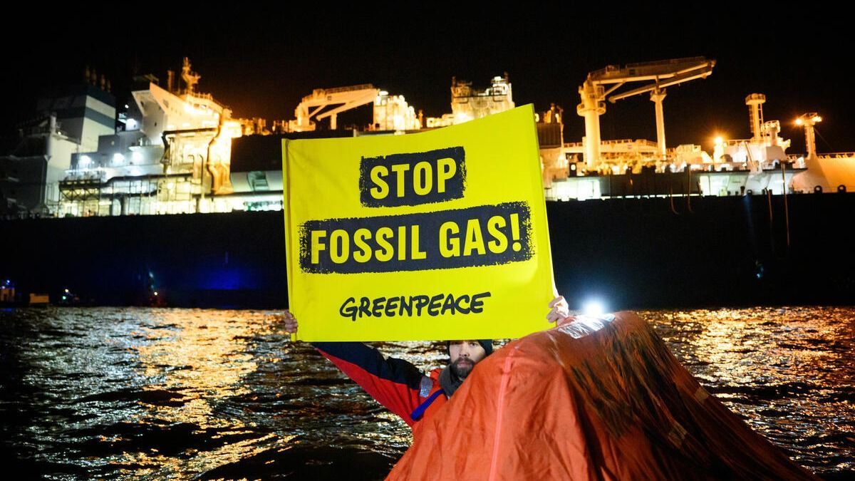 A Neptun Deep tengeri fúrótornyának közelében tiltakozott a Greenpeace Románia