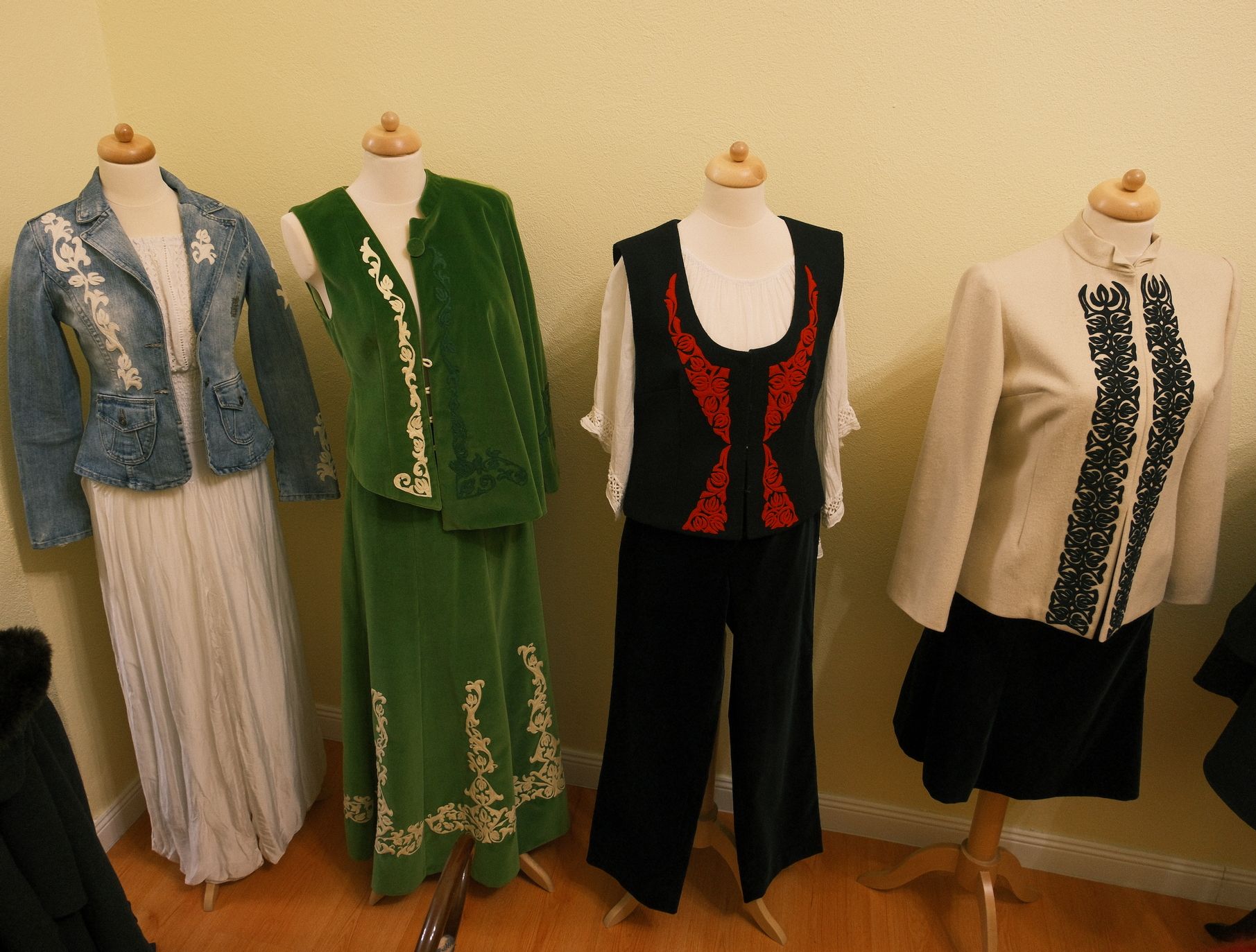 Kiállítás szűrrátétes ruhakölteményekből