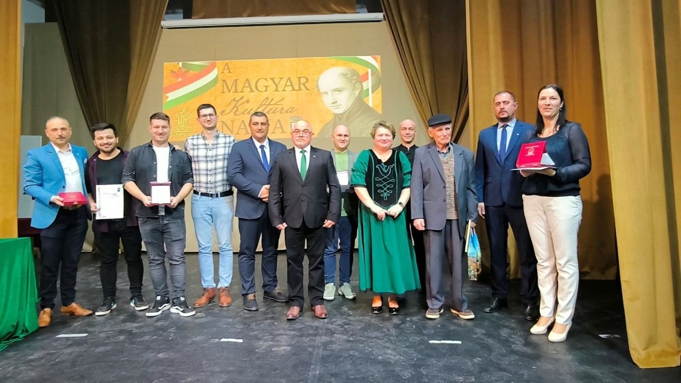 Átadták a Pódium-díjakat és a Szépmíves Díjat Érmihályfalván