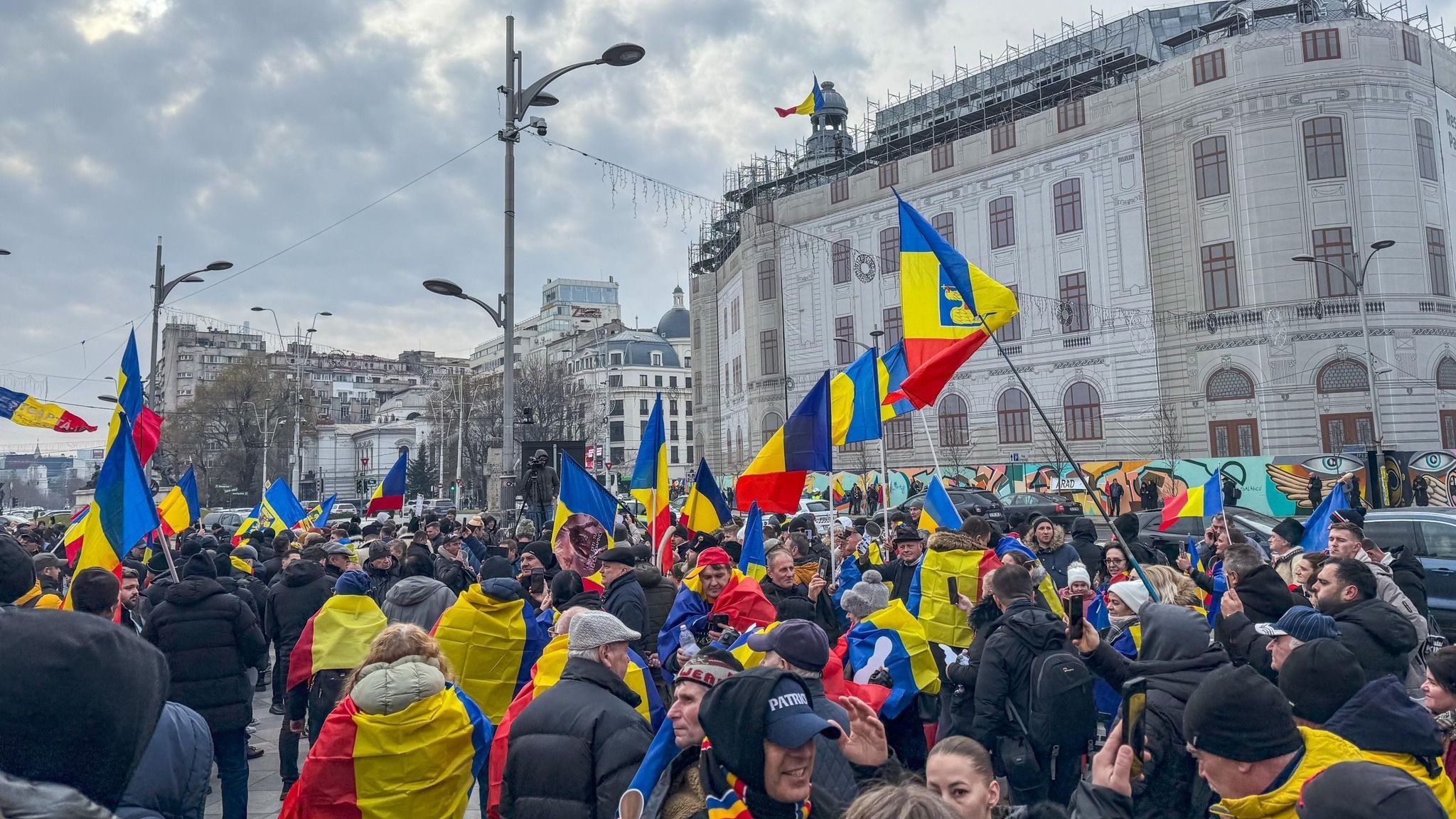 Több ezer személy részvételével zajlik az AUR tüntetése Bukarestben