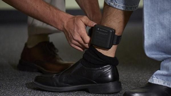 Fenyegetésért és védelmi határozat áthágásáért került házi őrizetbe