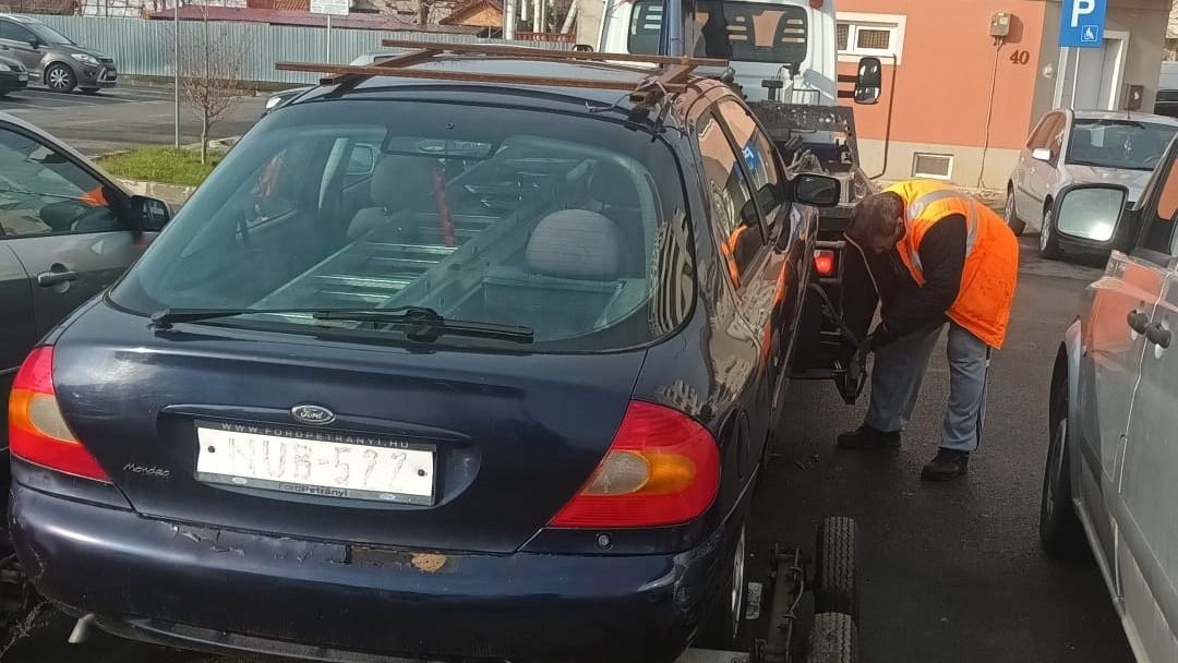 Elhagyott autót szállítottak el