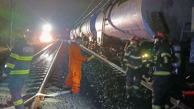 FRISSÍTVE | Kiürítik a lakásokat a fehéregyházi vasútállomáson észlelt benzinszivárgás közelében