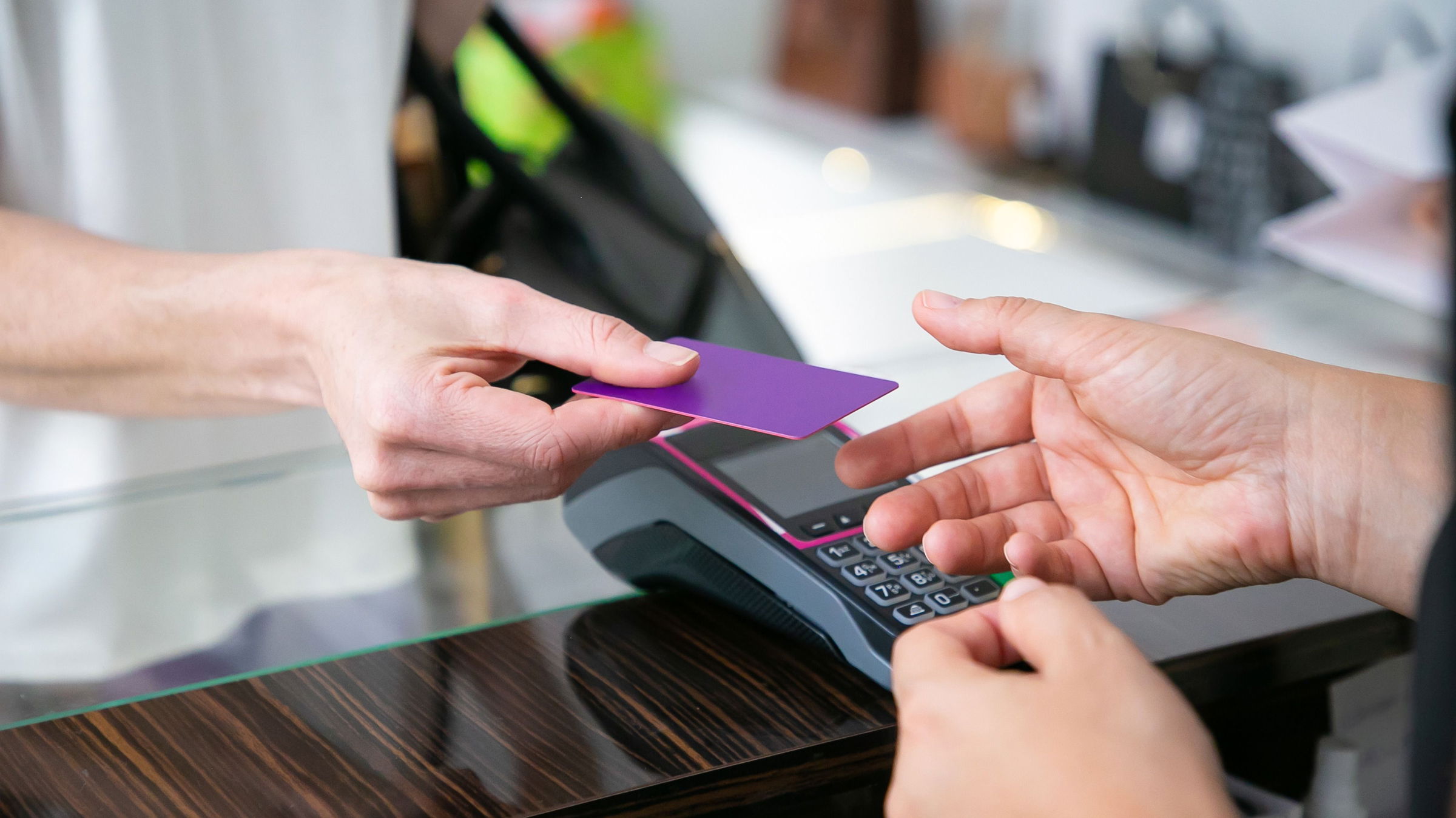 ANAF: kártyás fizetéskor a kereskedők és szolgáltatók nem kötelesek nyugtát nyomtatni