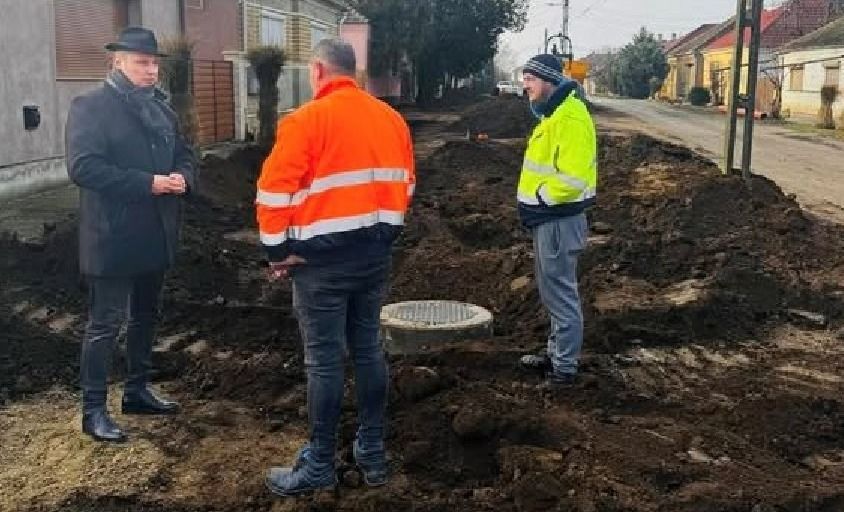 Hétfőtől folytatódnak az elkezdett csatornázási munkálatok Érmihályfalván