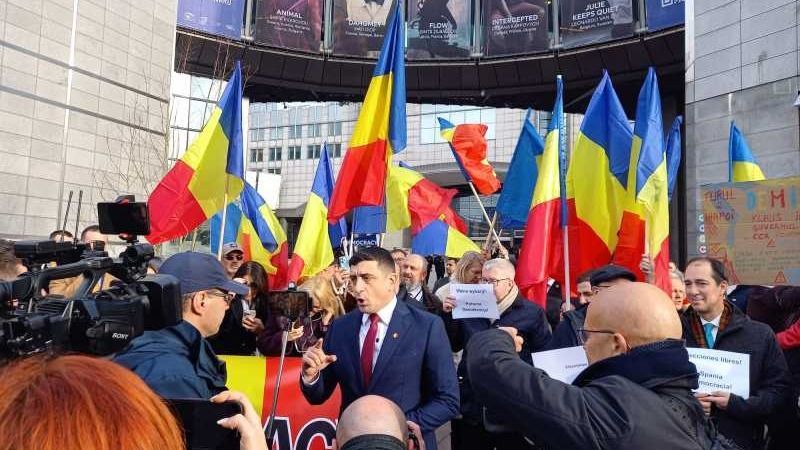 Szimbolikus tiltakozást szervezett az AUR az Európai Parlament épülete előtt