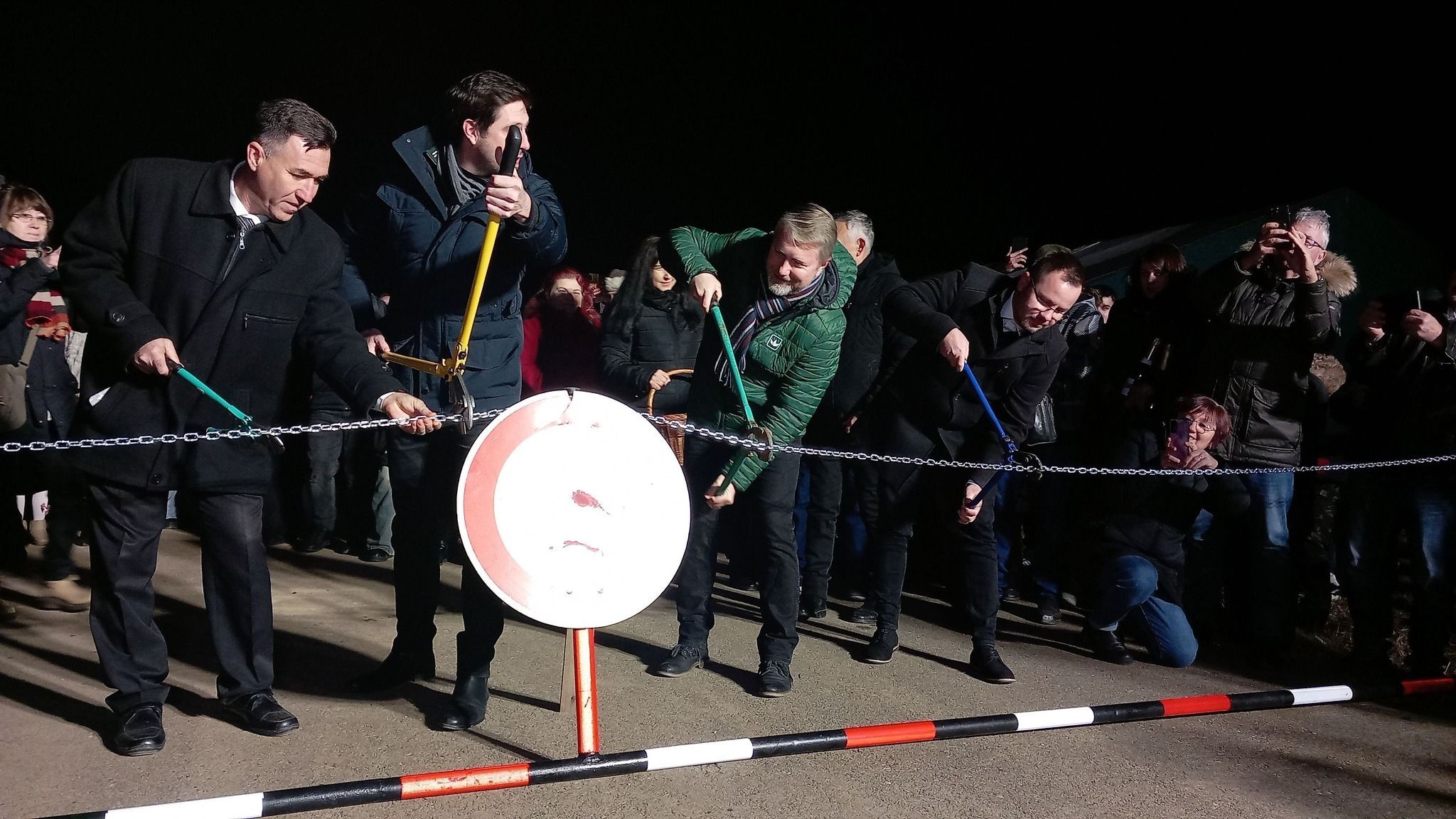 Schengeni csatlakozás: elvágták a közösségeket elválasztó láncot