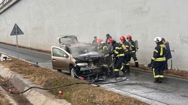 Két másik járművel ütközött, majd kigyulladt egy autó