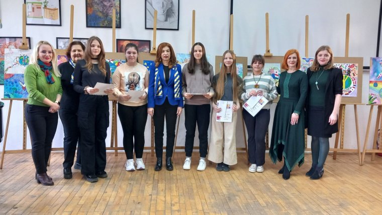 A békéről nyílt kiállítás a művészeti líceumban