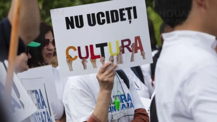 Fehér karszalag viselésével tiltakoznak a román kultúra napján a CulturMedia szakszervezeti szövetség tagjai