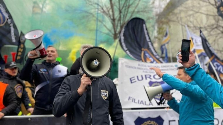 A fővárosban tüntetnek a közrendért és a nemzetbiztonságért felelős intézmények alkalmazottai
