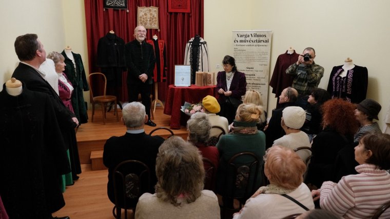 Szűrrátétes ruhakölteményekből nyílt kiállítás ׀GALÉRIA