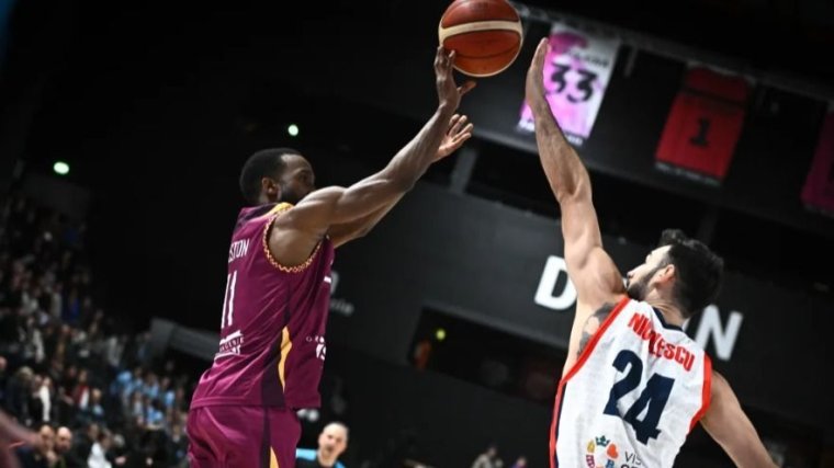 Kiénekelték a sajtot a váradi kosarasok szájából