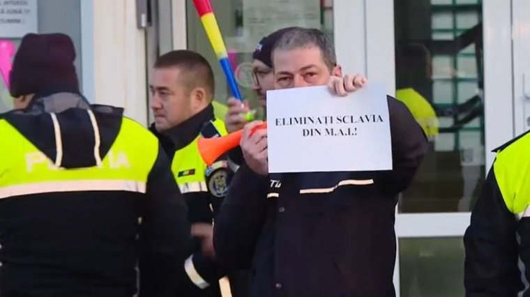 Rendőrök tüntetnek Romániában a bérek befagyasztása és a pótlékok eltörlése miatt