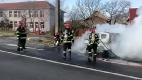 Kigyulladt egy autó Nagyürögdön