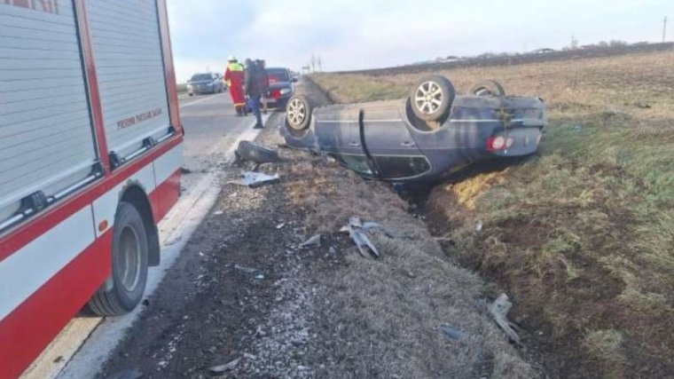 Felborult egy gépkocsi Hargita megyében, két utasa kórházba került