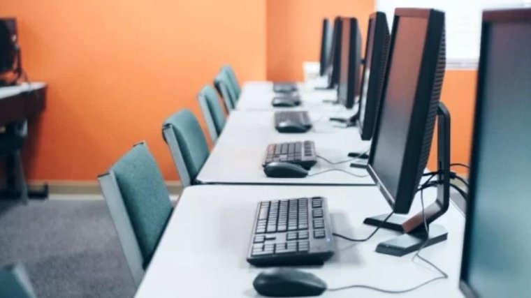 Új bútorokkal szerelik fel a váradi iskolákat