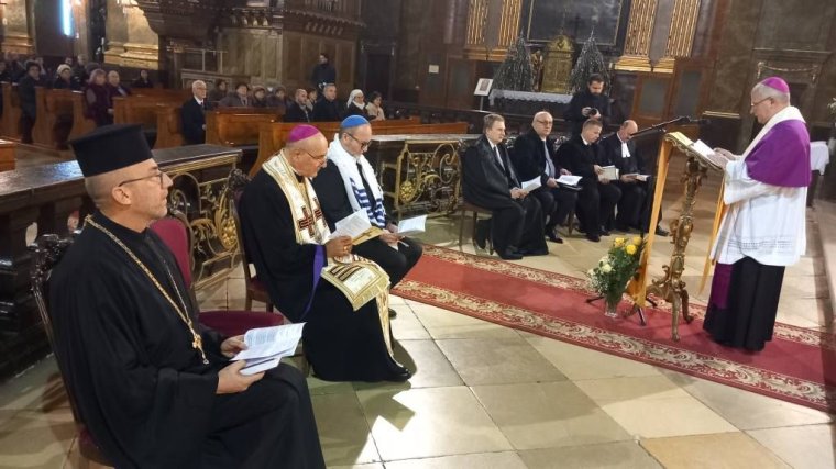 A nagyváradi római katolikus székesegyházban imádkozott a román vallásügyi államtitkár