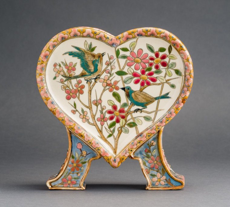 Több mint hatvan Zsolnay-alkotással bővült a ResoArt Villa Zsolnay-kiállítása