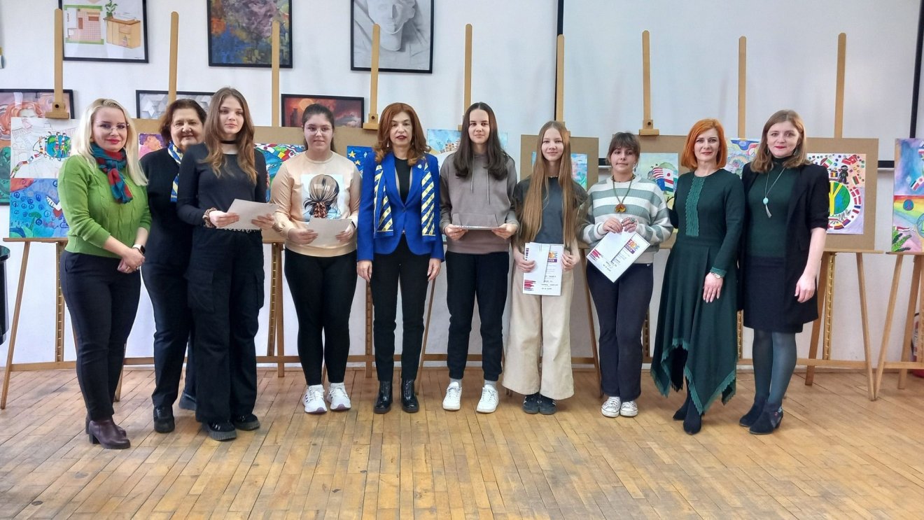 A békéről nyílt kiállítás a művészeti líceumban